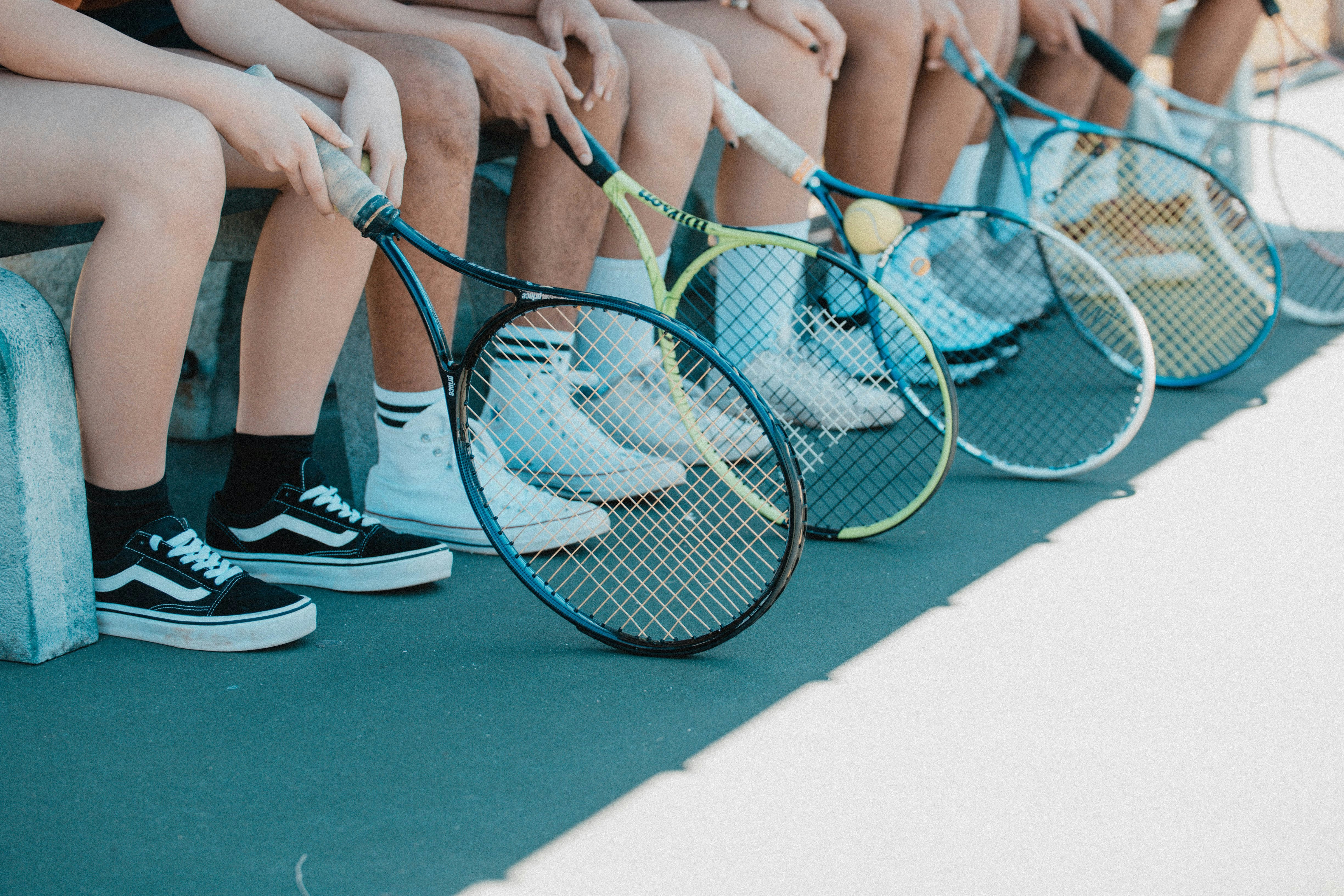 Clase grupal de tenis mujeres